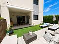 Moderne Erdgeschoss-Wohnung mit 3 Schlafzimmern, 2 Bädern, privatem Garten und Gemeinschaftspool