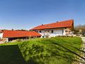 Hochwertiges Wohnen und Arbeiten mit Bergblick und Garten
- Nahe Penzberg und Bad Tölz - Hausansicht vom Westen