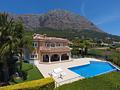 Erstklassige Villa mit Infinity-Pool, Barbecue, Spielplatz, Doppelgarage, Keller, Garten, Balkon, Terrasse, viele Details, auf der Südseite von Montgó
