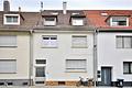 Reihenmittelhaus mit zwei Wohnungen und großzügigem Garten in guter Wohnlage - Ansicht Straße