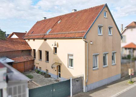 Großzügiges Familiendomizil mit Ausbaupotenzial im Herzen Kronaus - Haus Straßenseite