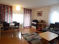 Vermietete, helle 2-Zimmer-Wohnung in Salzburghofen mit Balkon, Aufzug & zwei Stellplätzen - Wohnzimmer
