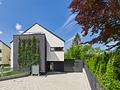 Luxuriöses Stadthaus mit Einfamilienhaus-Charakter | Erstbezug | Zur Miete - Hausansicht Einfahrt und Eingangsbereich