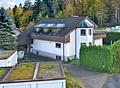Exklusives Wohnambiente in Neuenbürg – Helle 3-Zimmer-Dachgeschosswohnung mit Balkon & Wellnessbad - Außenansicht Haus