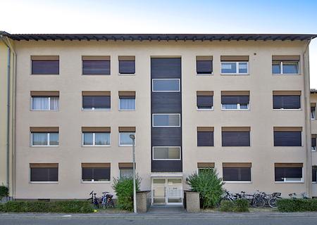 Modernisierte 2-Zimmer-Wohnung mit Balkon in begehrter Lage der Karlsruher Oststadt - Außenansicht Straße