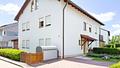 Herrliche Gartenwohnung mit Südloggia | großer Hobby-/Büroraum mit Duschbad | Carport - Straßenseite