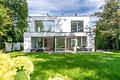 Lichterfülltes Bauhaus-Domizil mit Einliegerwohnung, Lift und sonnigem Traumgarten - Villa mit Gartenparadies