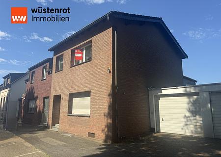 Zweifamilienhaus mit Garten, Sauna & Entwicklungspotenzial - Frontansicht Haus und Garage