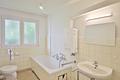 Charmante 4-Zimmer-Wohnung am Paradies in Baden-Baden mit Balkon, Potenzial & Wohlfühlatmosphäre - Badezimmer