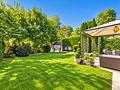 Walmdach-Einfamilienhaus mit schönem Garten, Wintergarten & vielseitigem Souterrain am Isarhochufer - Eleganter Garten mit Pavillon und Pergola