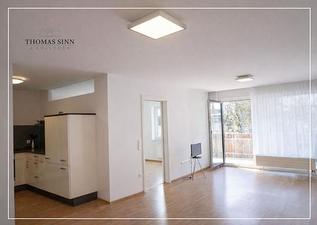 Helle und moderne Wohnung im 1. OG
Großer Südbalkon - TG-Platz
Super Zustand - sofort beziehbar - Wohn-/Esszimmer