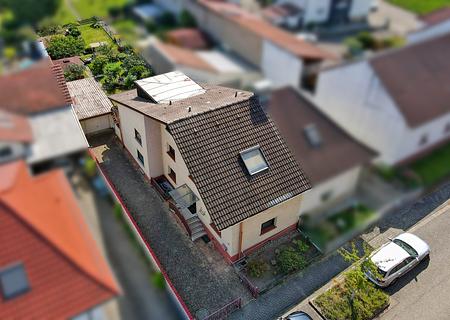 Doppelhaushälfte als Ein- oder Zweifamilienhaus mit Garage und sonnigem Garten - Luftaufnahme