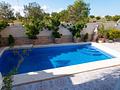 Villa mit 4 Schlafzimmern, 3 Bädern, Dachterrasse, Privatpool und schönem Ausblick