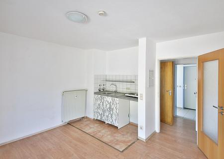 Vermietete 1-Zimmer-Kapitalanlage mit Tiefgaragenstellplatz - Bsp. Wohn-Schlafzimmer mit Kochnische
