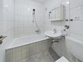Stilvoll investieren mit fast 5% Rendite– vermietetes Apartment mit Westbalkon in Untersendling - Badezimmer