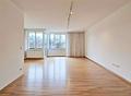 Tolle Wohnung für die Familie oder eine WG! Nähe BMW in Milbertshofen. Per Angebot. - Wohnzimmer (leer m. KI)