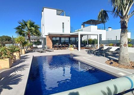 Beeindruckende Villa mit 3 Schlafzimmern, 3 Bädern, Dachterrasse, Privatpool und fantastischem Ausblick im La Finca Golf and Spa Resort
