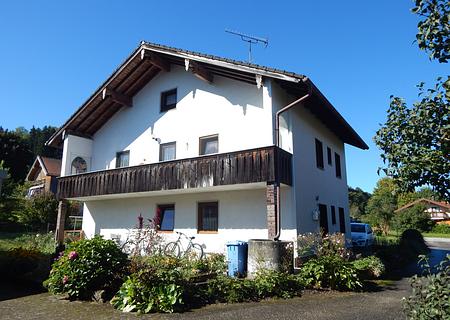 Vermietetes Zweifamilienhaus in Oberteisendorf mit Potenzial – Verkauf erfolgt im Bieterverfahren! - Ansicht