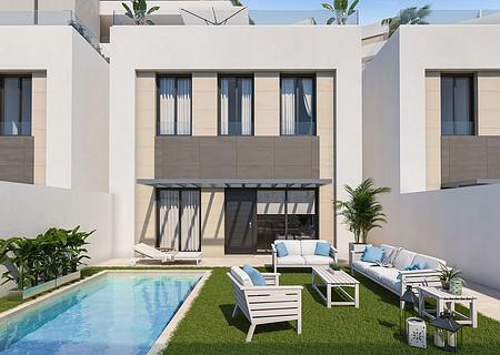 Villen mit 4 Schlafzimmern, 3 Bädern, Dachterrasse mit Meerblick, Tiefgaragenstellplatz und Gemeinschaftspool nur ca. 700 m vom Strand