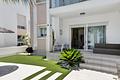 Moderne Wohnung mit eigenem Garten und direktem Zugang zum Pool