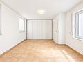 sofort verfügbare Doppelhaushälfte mit Südgarten, vielseitigem Souterrain & Tiefgaragenzugang - Souterrainschlafzimmer mit Einbauschrank