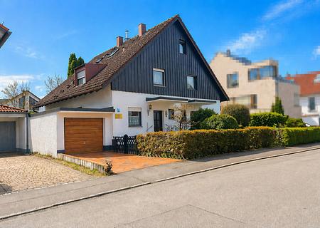 Auf Nießbrauchbasis! Gepflegte Doppelhaushälfte mit Garten, Garage und Hobbyraum in ruhiger Wohnlage - Hausansicht