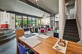 Toller Split-Level-Atrium Bungalow mit 3 Garagenstellplätzen I 10 Jahre Wohnrecht für Verkäufer - Wohnbereich mit Aufgang zur Galerie