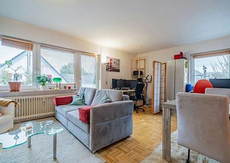 Gemütliche 2-Zi.-Whg. mit praktischem Schnitt in Obermenzing - Wohnzimmer mit Balkon