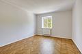 Altbau-Charme am idyllischen Schlosskanal: Lichterfüllte, perfekt geschnittene 3-Zimmer-Wohnung - Großzügiges Schlafzimmer