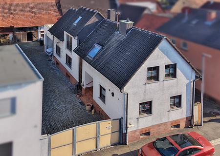 Potenzial & Charme: Einfamilienhaus mit großem Scheunenareal und Garten für Individualisten - Haus Straßenseite