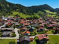 Mitten im Ort und die Berge im Blick – Baugrundstück in besonderer Lage! - Luftansicht Dorf