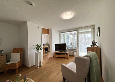HEGERICH: Wohnen mit Sicherheit und Komfort – Seniorenwohnung in ruhiger Lage - Wohnzimmer