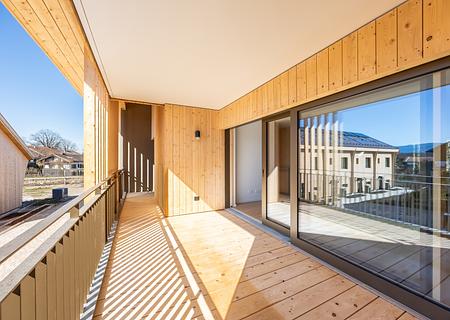 Erstbezug: Besonders großzügige 4-Zimmer-Wohnung mit umlaufendem Balkon und Loggia - Harmonischer Übergang von Innen nach Außen