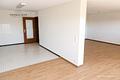 Bezugsfreie 3,5-Zimmer-Wohnung im 4. OG mit Aufzug, großem Balkon und ruhiger Lage in Sackgasse - Wohn-/Esszimmer mit Küchenbereich