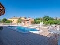 Sehr schöne Landhaus-Villa mit 3 Schlafzimmern, 2 Bädern, Dachterrasse und Privatpool