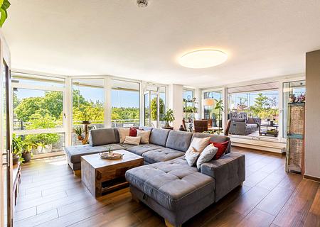 Atemberaubende 3-Zimmer-Wohnung in Forstenried mit großer Dachterrasse - Wohnzimmer