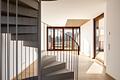 Neubau: Eckhaus mit Liegeinsel im privaten Garten und Seeblick - Stilvolle Treppe
