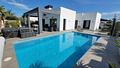Moderne Villa mit 3 Schlafzimmern, 2 Bädern, beheiztem Pool und Touristenmietlizenz