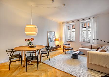 Historisches Flair am Gärtnerplatz: Ideal geschnittene 3-Zimmer-Altbau-Wohnung mit Balkon - Charmantes Ambiente in Toplage