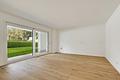 Erstbezug: Stilvolle 2-Zimmer-Gartenwohnung mit Terrasse und zauberhaftem West-Privatgarten - Lichtdurchflutetes Wohnzimmer
