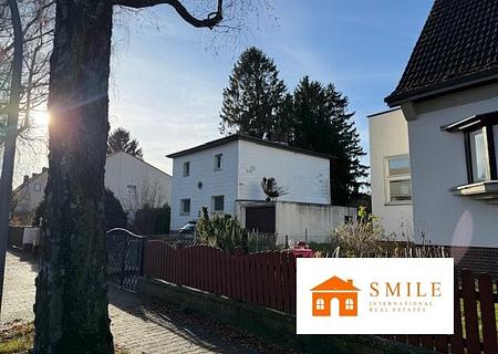 Einfamilienhaus mit zusätzlichem Baugrundstück - Straßenseitige Ansicht