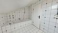 Altbaucharme & Bergblick – 2-Zimmer-Dachgeschoss mit Potenzial für 3 Zimmer in Freilassing - Badezimmer