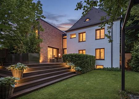 Zeitlose Modernität: Exklusive Architekten-Villa mit Indoor-Pool, Spa und Gartenidyll -  Exklusive Villa mit Pool & Spa 