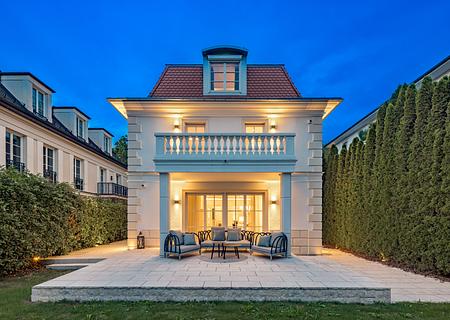 À la française: Elegant-luxuriöse Familien-Villa mit Spa im feinsten Herzogpark - Luxuriöse Familienvilla im französischen Stil