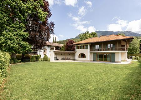 Hochklassig sanierte Landhaus-Villa mit traumhaftem Blick auf die Zugspitze - Sonnige Süd-West-Ausrichtung