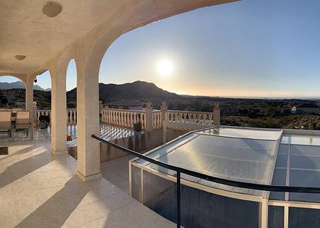 Exklusive Villa mit 3 Schlafzimmern, 2 Bädern, Privatpool, Garage und traumhaftem Meer- und Küstenpanorama