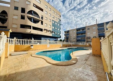 Erdgeschosswohnung mit 2 Schlafzimmern, 1 Bad, Tiefgaragenstellplatz und Gemeinschaftspool nur 300 m vom Strand