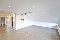 Modern, ruhig und bezugsfrei! Kernsanierte 4-Zimmer-Dachgeschosswohnung mit Garage in Palmbach - Blick zum Wohnbereich