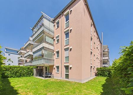 Dachau-Süd:
Sonnige 4-Zimmer-Erdgeschosswohnung mit großem Garten und zwei TG-Stellplätzen - Terrasse / Garten