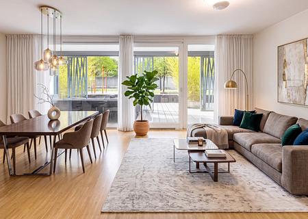 Urban wohnen mit ruhigem Flair: Vermietete 2-Zimmer-Wohnung mit Südterrasse - Wohnzimmer (virtuell möbliert)